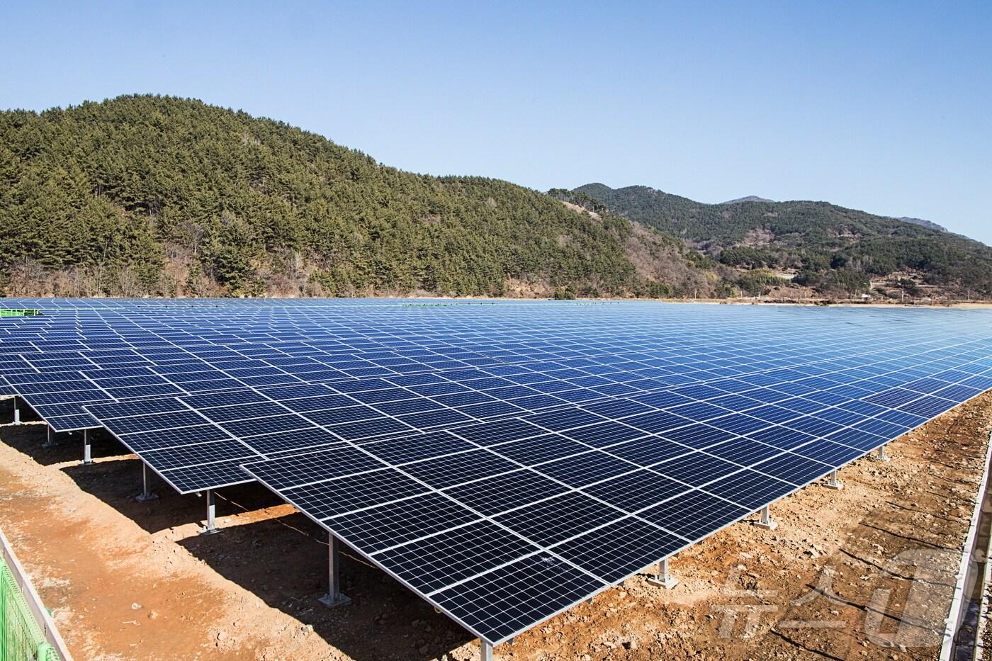 본문 이미지 - OCI가 운영하는 남해태양광발전소 자료사진