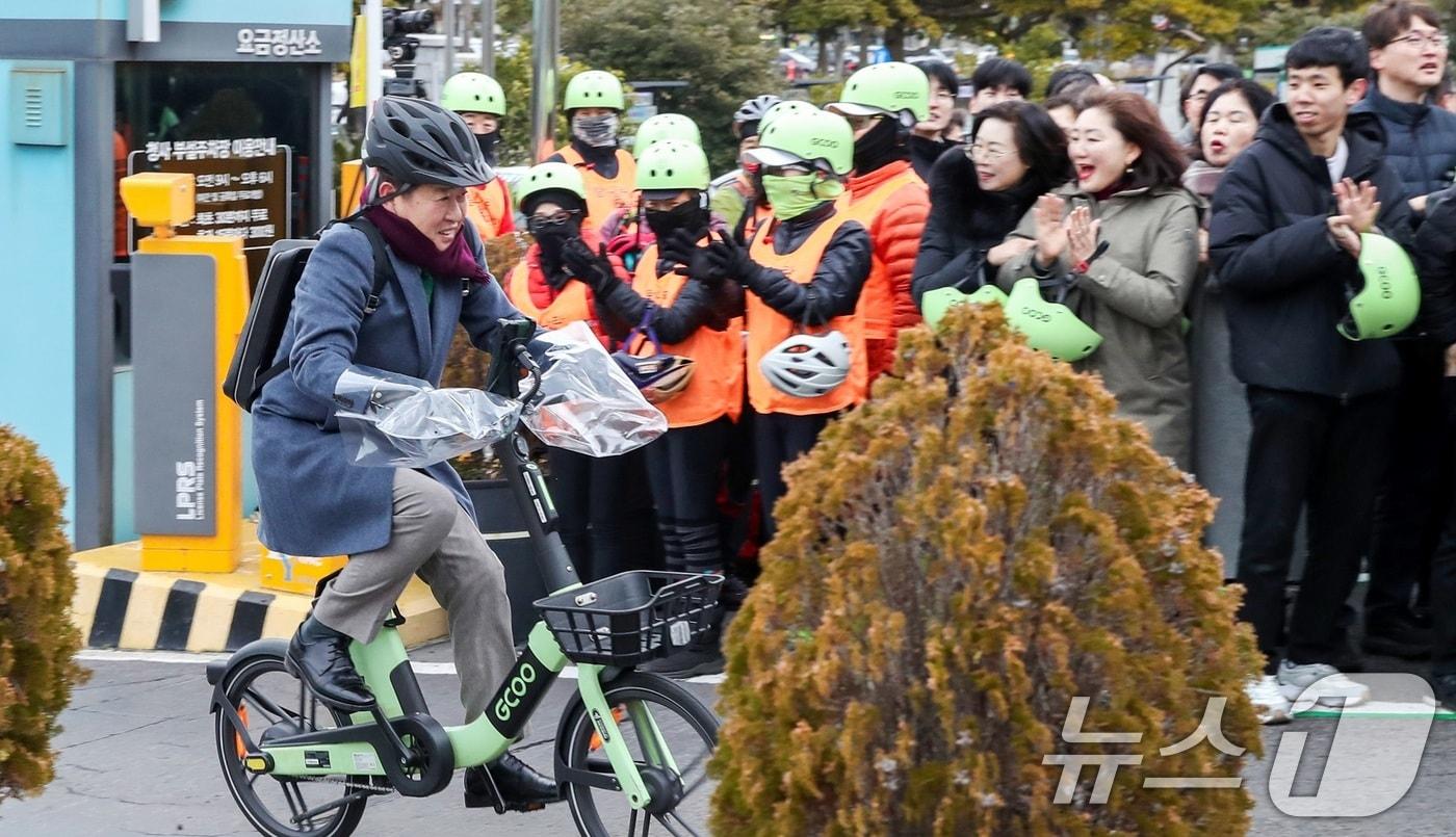 제주도 공직자 대상 '전기자전거 출퇴근 시범사업' 발대식이 열린 24일 오전 오영훈 도지사가 전기자전거를 타고 도청에 출근하고 있다.2025.2.24/뉴스1 ⓒ News1 고동명 기자