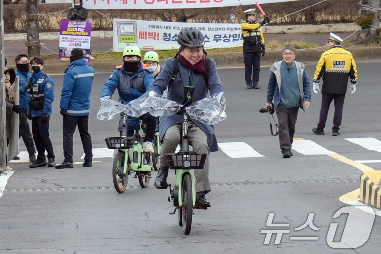 본문 이미지 - 제주도 공직자 대상 '전기자전거 출퇴근 시범사업' 발대식이 열린 24일 오전 오영훈 도지사가 전기자전거를 타고 도청에 출근하고 있다.2025.2.24/뉴스1 ⓒ News1 고동명 기자