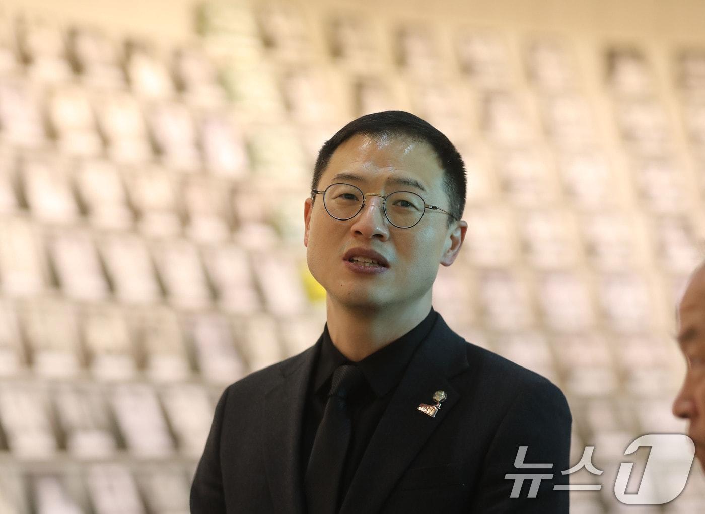 본문 이미지 - 김상욱 국민의힘 의원이 24일 광주 북구 운정동 국립5·18민주묘지 유영봉안소를 방문해 설명을 듣고 있다. 2025.2.24/뉴스1 ⓒ News1 박지현 기자