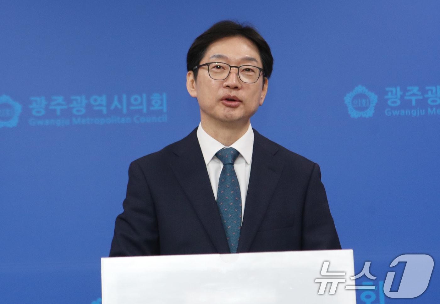 김경수 전 경남지사가 24일 광주시의회 브리핑룸에서 기자들과 만나 광주전남 방문 배경과 정치 현안에 대한 입장을 밝히며 통합을 강조하고 있다.2025.2.24/뉴스1 ⓒ News1 박준배 기자