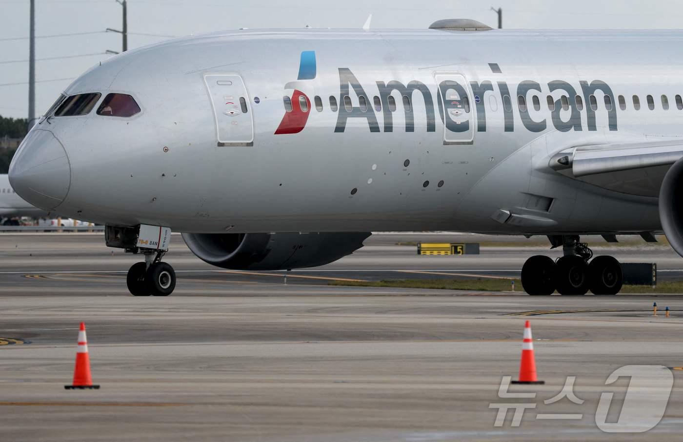 플로리다 마이애미 국제공항의 활주로에 아메리칸 항공 비행기. ⓒ AFP=뉴스1