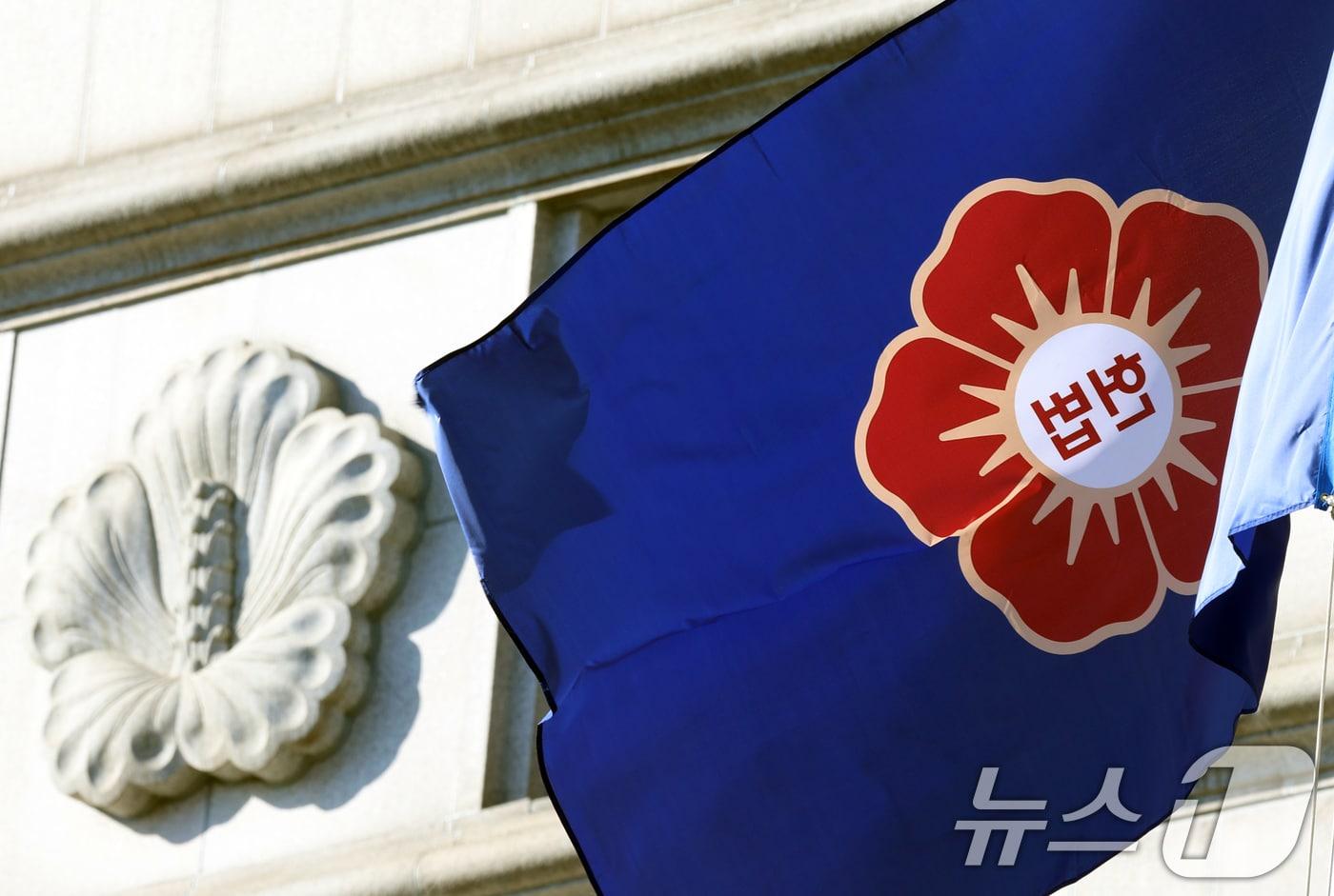 윤석열 대통령의 탄핵심판 변론 종결이 하루 앞으로 다가왔다. 헌법재판소는 오는 25일 오후 2시부터 시작되는 윤 대통령 탄핵심판 11차 변론에서 양측의 종합 변론과 당사자의 최종 의견 진술을 듣는다. 사진은 24일 헌법재판소 모습. 2025.2.24/뉴스1 ⓒ News1 김명섭 기자