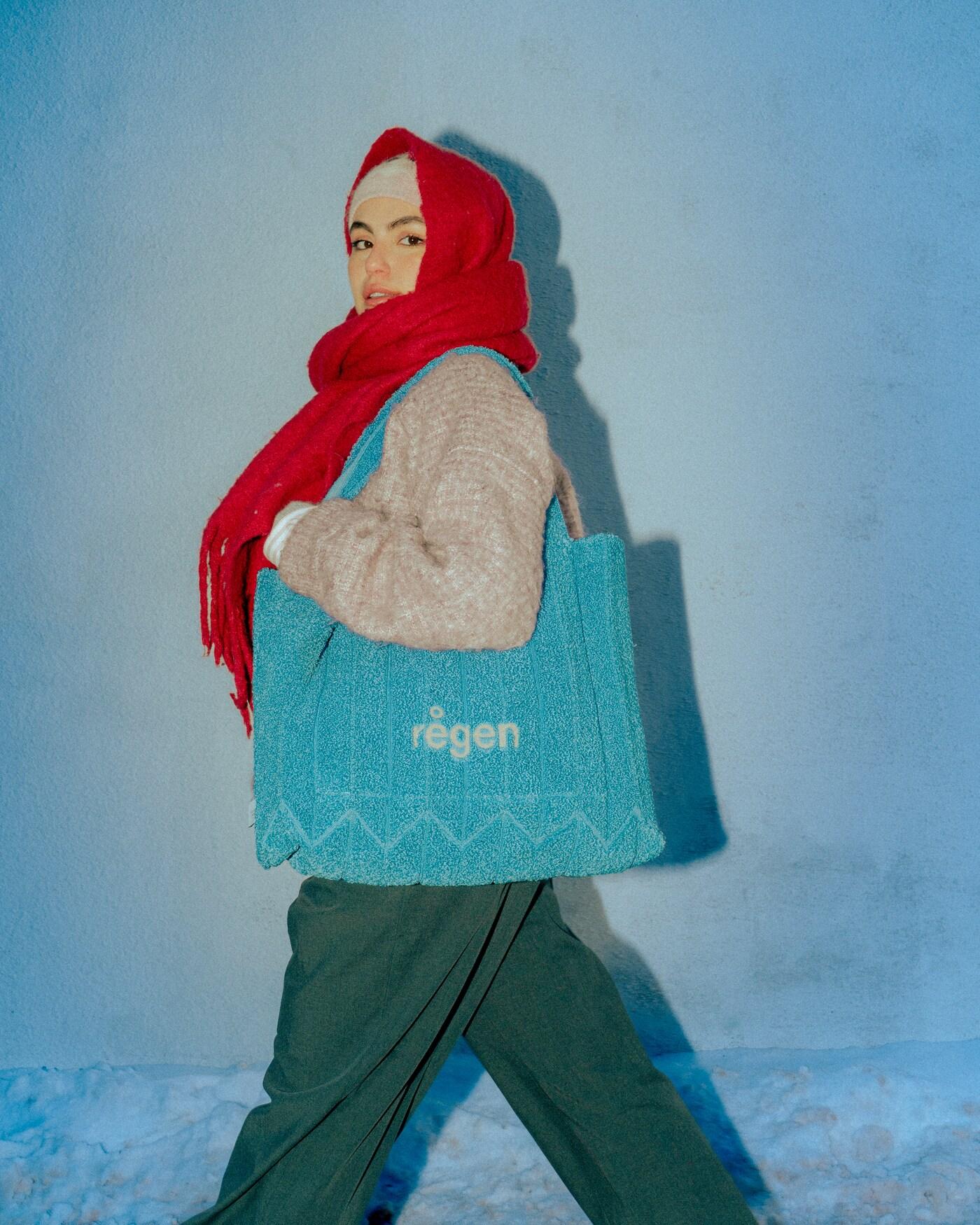 본문 이미지 - 효성티앤씨가 루프인더스트리, 플리츠마마와 함께 폐섬유에서 원사를 뽑아내 가방을 제작했다.(효성티앤씨 제공) 