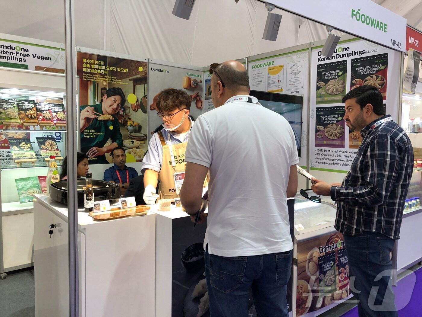 본문 이미지 - ‘두바이 식품박람회(Gulfood 2025))'에 참가한 전북지역 한 기업 관계자가 바이어와 제품 관련 대화를 나누고 있다.(전북자치도 제공. 재판매 및 DB 금지)/뉴스1