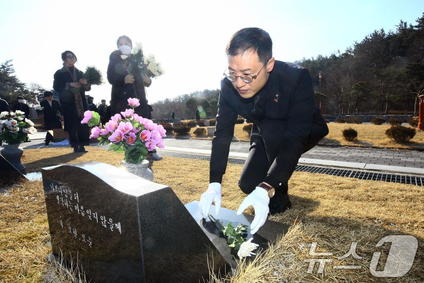 24일 김상욱 국민의힘 의원이 광주 북구 5·18민주묘지를 찾아 2묘역에 안장된 246기에 일일이 헌화하고 있다.2025.2.24/뉴스1 ⓒ News1 박지현 기자