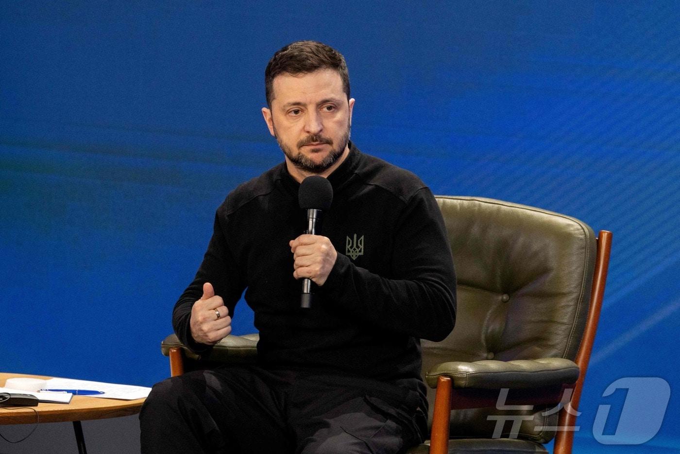 볼로디미르 젤렌스키 우크라이나 대통령이 23일(현지시간) 키이우에서 열린 '우크라이나, 2025' 포럼 중 기자회견을 갖고 “미국과 희토류 협상은 진전을 이루고 있다”고 밝히고 있다. 2025.02.24 ⓒ AFP=뉴스1 ⓒ News1 우동명 기자