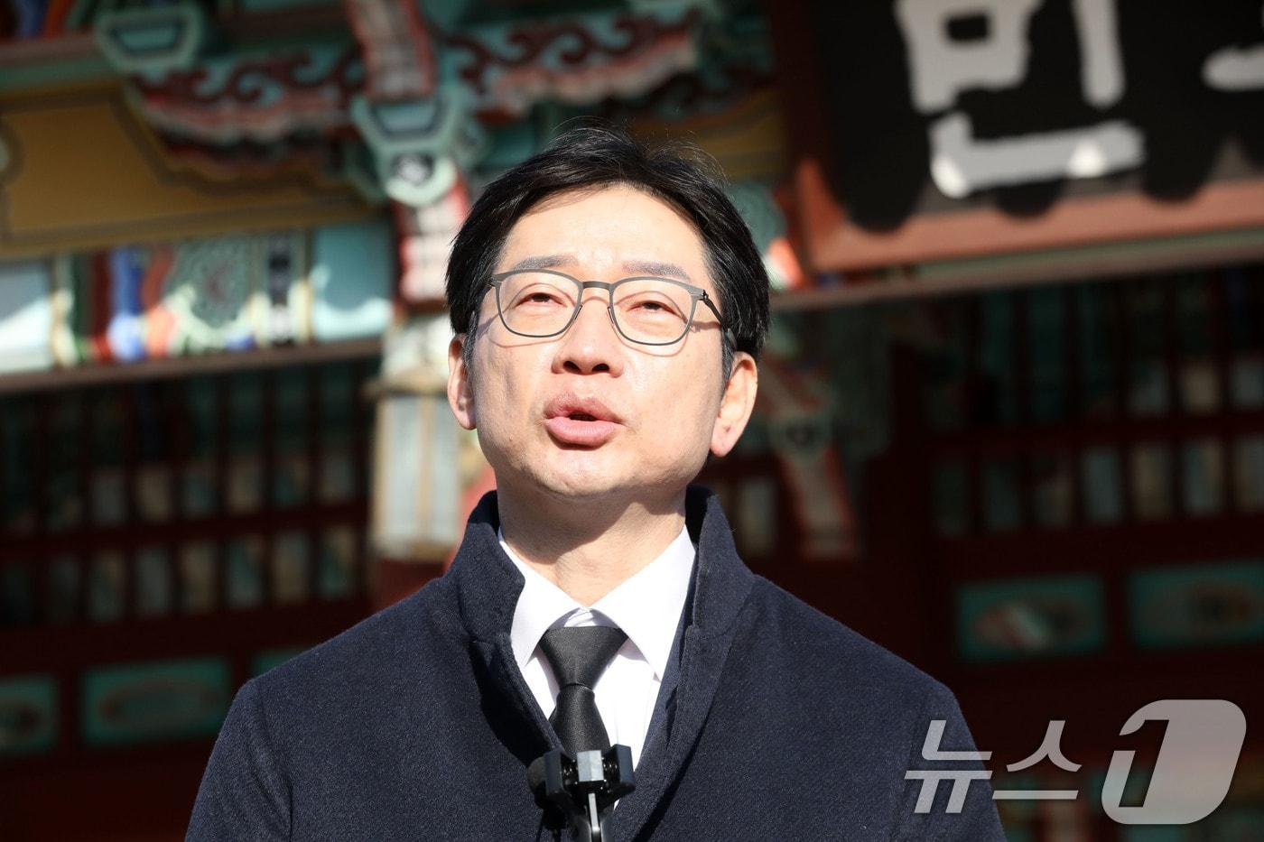 본문 이미지 - 김경수 전 경남지사가 24일 오전 광주 북구 운정동 국립5·18민주묘지에서 참배를 마친 후 취재진의 질문에 답하고 있다. 2025.2.24/뉴스1 ⓒ News1 박지현 기자