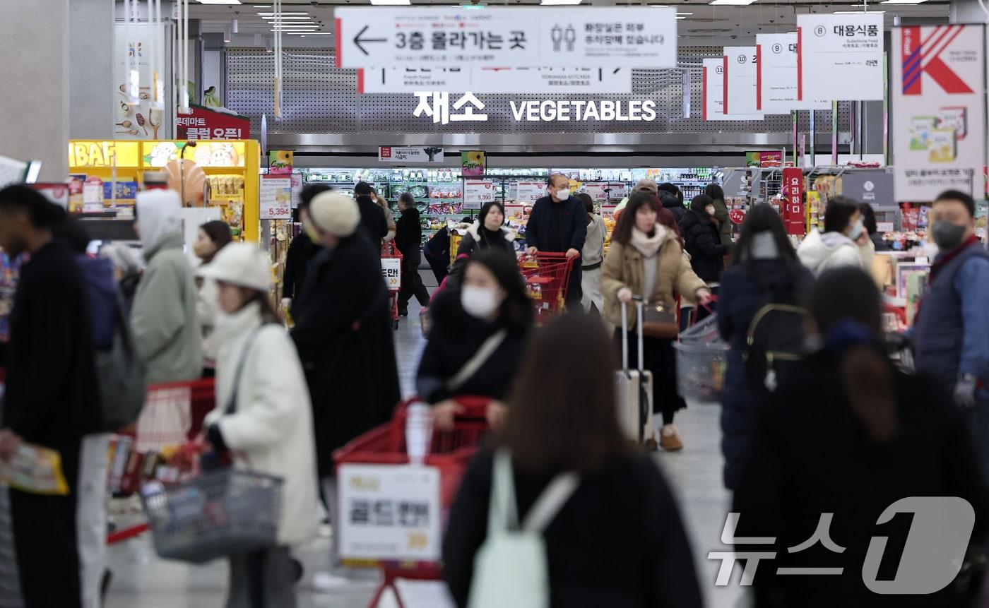 24일 서울 시내 한 대형마트에서 시민들이 장을 보고 있다. 2025.2.24/뉴스1 ⓒ News1 김성진 기자