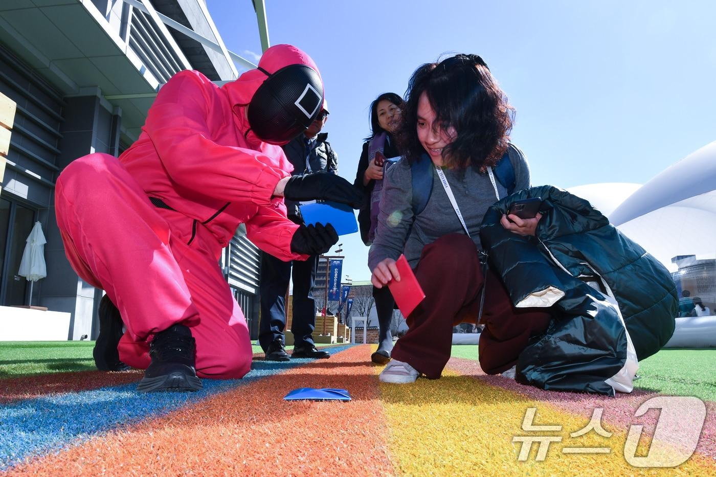 K콘텐츠 &#39;오징어게임&#39;에 나오는 캐릭터와 함께 딱지치기를 하는 관광객 &#40;자료사진&#41; /뉴스1 ⓒ News1 최창호 기자