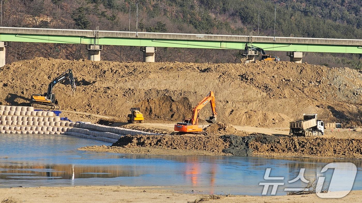 본문 이미지 - 24일 경북 경주시 강동면 왕신저수지에서 제방 보강공사가 한창이다. 왕신저수지는 2022년 9월 태풍 힌남노 내습 당시 제방 일부 구간이 파손됐다. 2025.2.24 ⓒ 뉴스1 최창호 기자