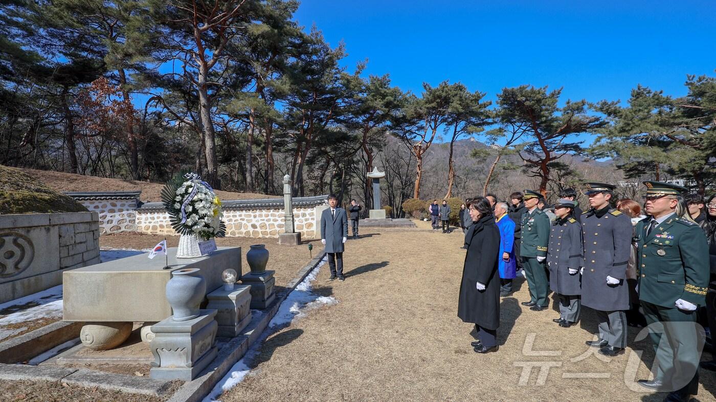 강정애 국가보훈부 장관이 24일 오전 서울시 강북구 손병희선생 묘소에서 육군사관학교장 및 생도, 의정부청소년수련관 보훈외교단 청소년들과 함께 헌화 및 묵념을 하고 있다. (국가보훈부 제공, 재판매 및 DB금지) 2024.2.24/뉴스1