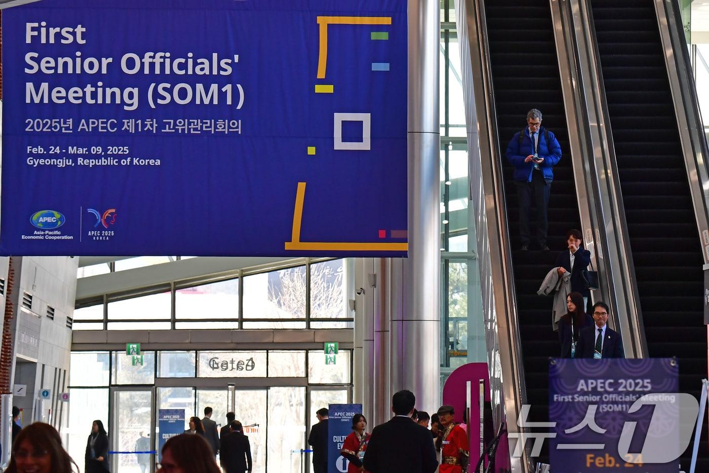 APEC 2025 KOREA (SOM1) 고위관리회의 첫 날인 24일 오전 회의장인 경북 경주시 보문단지 내 경주컨벤션센터(HICO)에서 참가 등록을 마친 각국 대표들이 분주히 움직이고 있다. 2025.2.24/뉴스1 ⓒ News1 최창호 기자