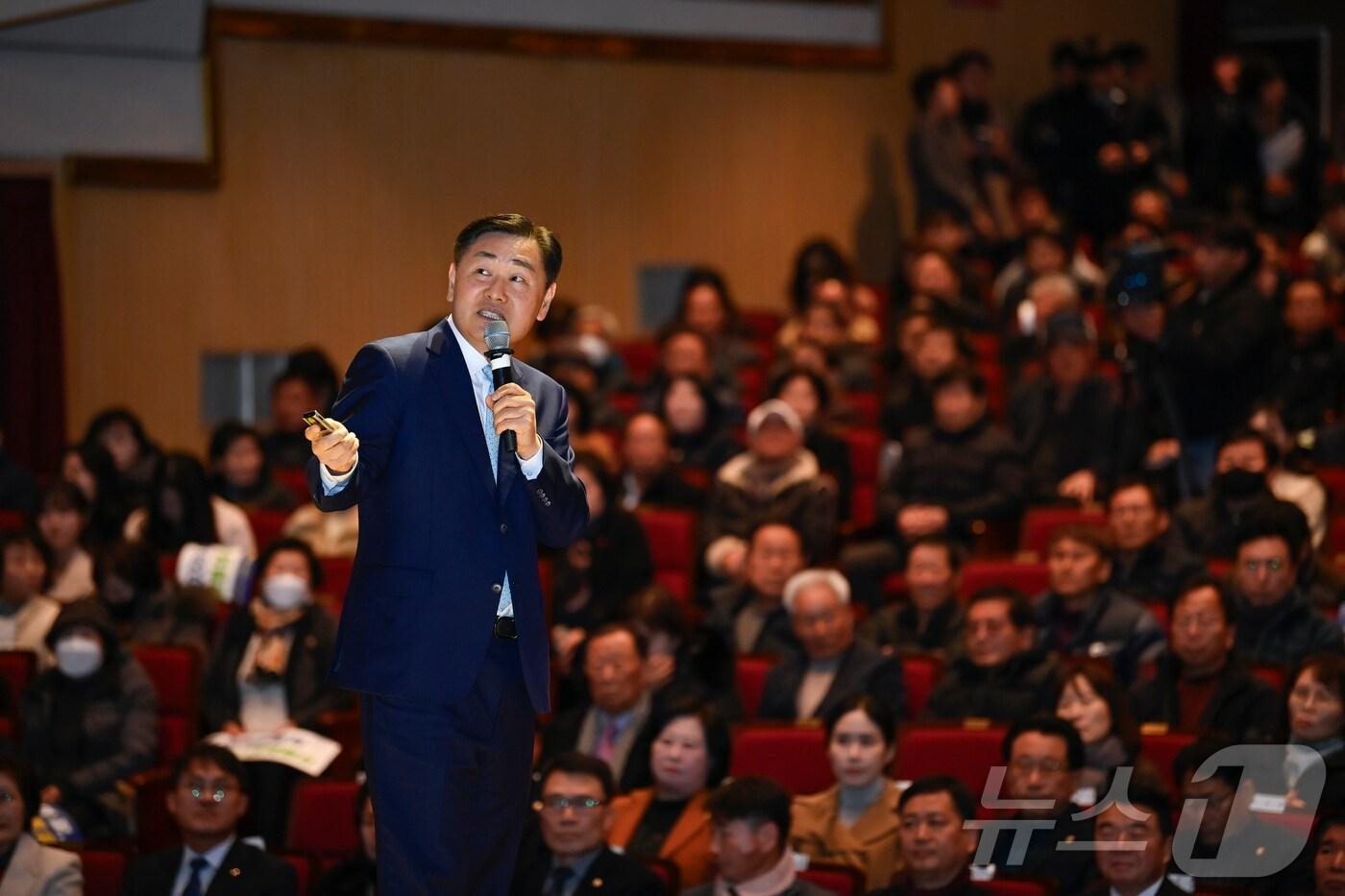 본문 이미지 - 24일 남원시를 방문한 김관영 전북자치도지사가 시민 500여명을 대상으로 전북도정 운영 방식 및 비전을 설명하고 있다.(남원시 제공. 재판매 및 DB 금지)/뉴스1 