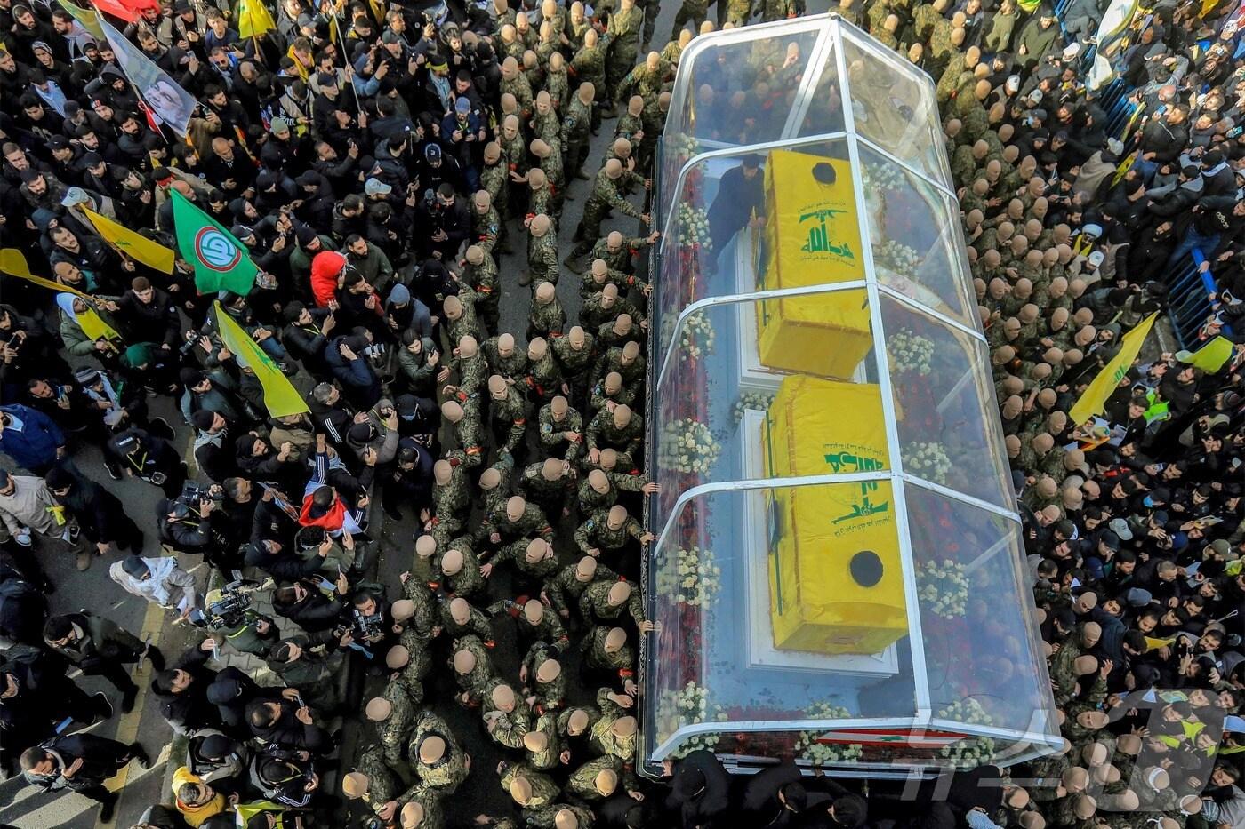 레바논 수도 베이루트에서 친이란 무장 정파 헤즈볼라의 오랜 수장이었던 하산 나스랄라와 그의 사촌 하심 사피에딘의 장례식이 열리고 있다. 2025.2.25 ⓒ AFP=뉴스1 ⓒ News1 강민경 기자