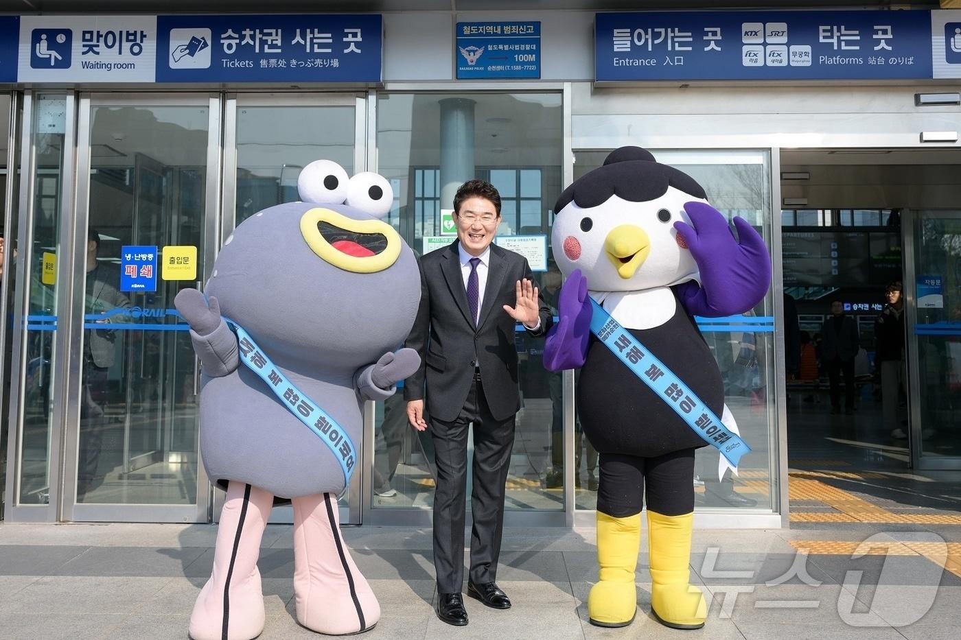 노관규 순천시장이 지역 대표 캐릭터인 루미·뚱이와 함께 새해 인사를 하고 있다.&#40;순천시 제공. 재판매 및 DB 금지&#41;2025.2.24/뉴스1