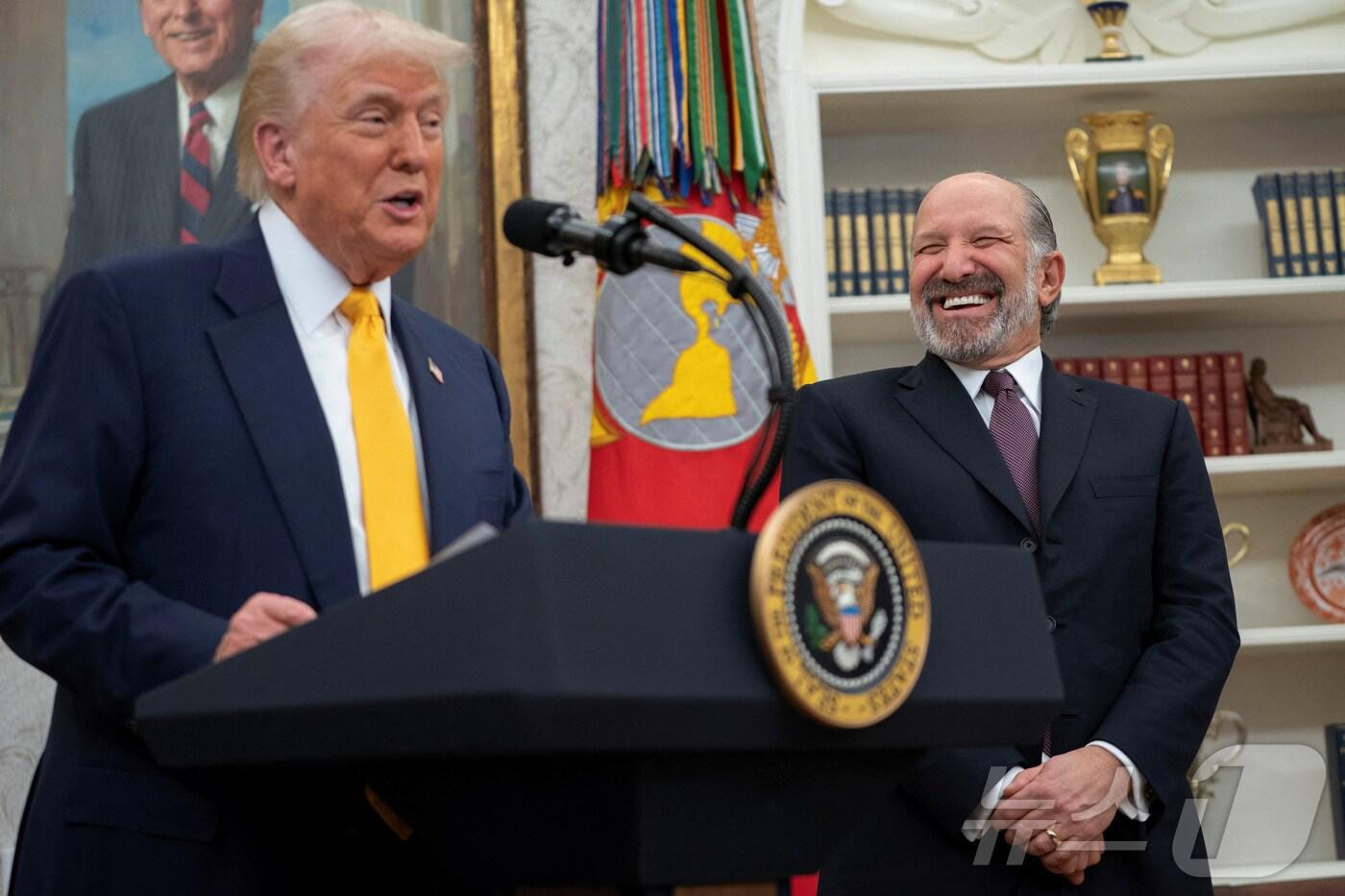 본문 이미지 - 도널드 트럼프 미국 대통령이 지난 21일(현지시간) 미국 워싱턴DC 백악관에서 하워드 러트닉 상무부 장관 취임 선서식에서 연설하고 있다. ⓒ 로이터=뉴스1 ⓒ News1 류정민 특파원