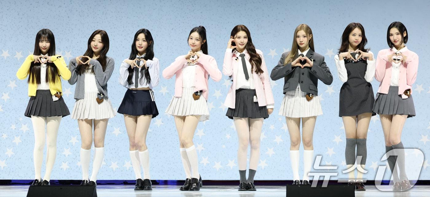 본문 이미지 - 그룹 하츠투하츠(Hearts2Hearts) 예온(왼쪽부터)과 스텔라, 유하, 이안, 에이나, 주은, 카르멘, 지우가 24일 서울 광진구 예스24 라이브홀에서 가진 첫 싱글 '더 체이스(The Chase)' 발매 쇼케이스에서 포즈를 취하고 있다. 2025.2.24/뉴스1 ⓒ News1 권현진 기자