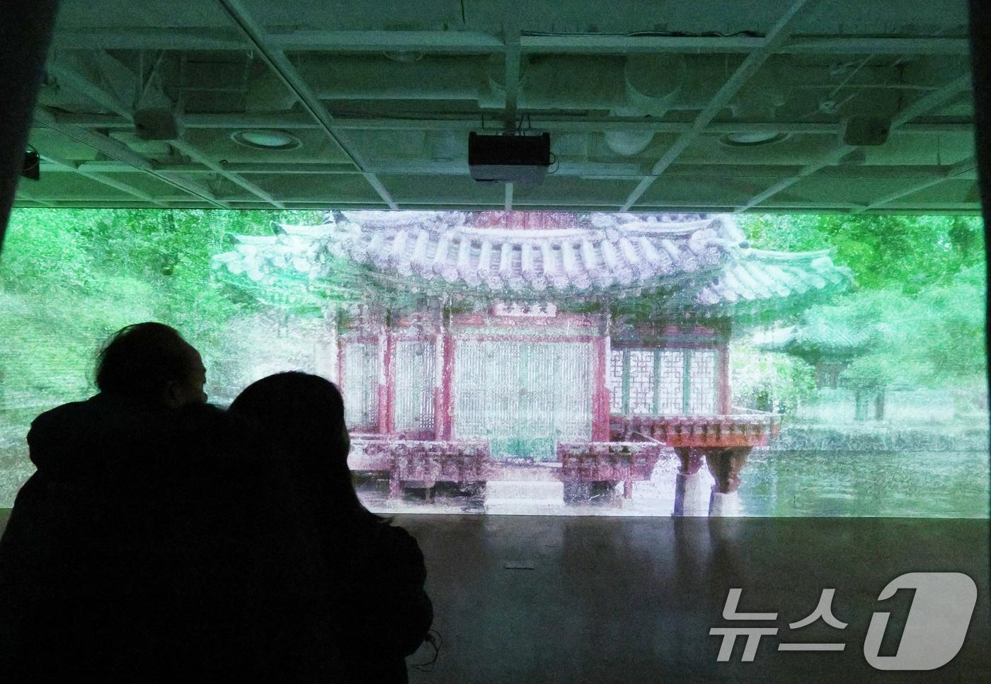 본문 이미지 - 24일 서울 종로구 세종문화회관 미술관에서 열린 미음완보 전통정원을 거닐다 전시회 언론공개회에서 참석자들이 미디어 콘텐츠를 관람하고 있다. 국가유산청에서 지정한 명승지와 전통 조경의 구성 요소를 재해석해 한국 전통정원의 아름다움을 조명하는 이번 전시회는 오는 4월 27일까지 무료로 열린다. 2025.2.24/뉴스1 ⓒ News1 신웅수 기자