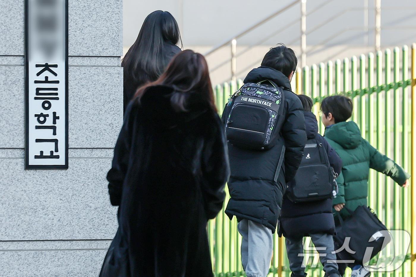 24일 서울의 한 초등학교에서 학부모들이 자녀의 등교를 배웅하고 있다. 2025.2.24/뉴스1 ⓒ News1 민경석 기자