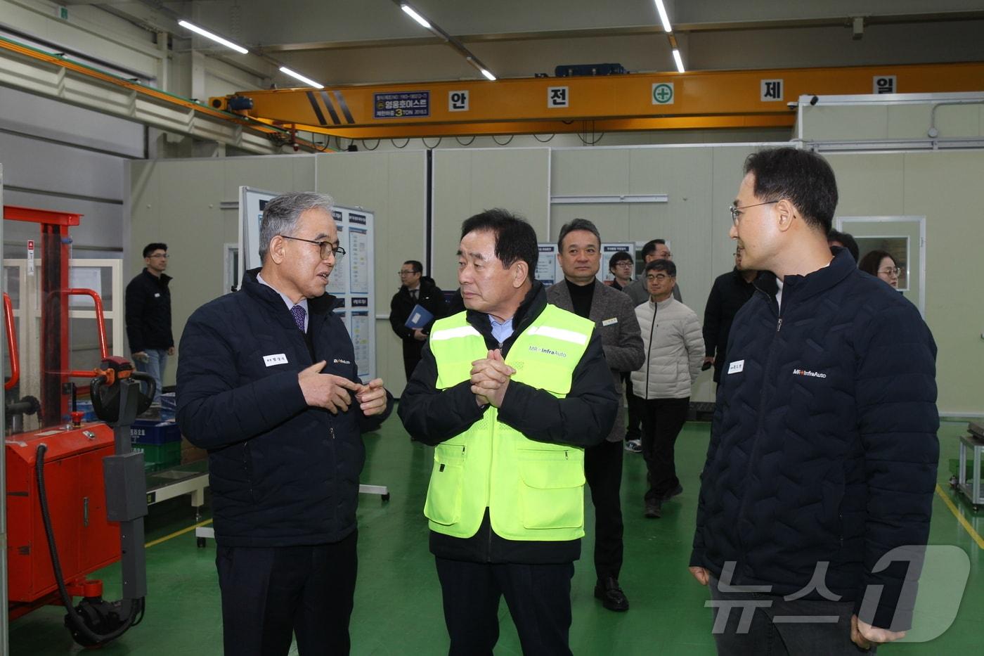 송기섭 진천군수가 24일 지역 기업을 찾아 생산설비 등을 둘러보고 있다.&#40;진천군 제공, 재판매 및 DB금지&#41;/뉴스1