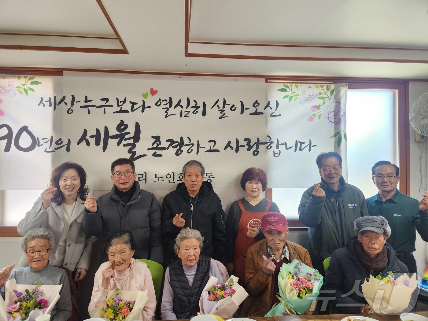 본문 이미지 - 강원 횡성 우천면 백달리 마을회와 주민들이 24일 백달리 경로당에서 90세가 넘은 어르신 위한 특별한 잔치를 열었다.(횡성군 제공. 재판매 및 DB금지) 2025.2.24/뉴스1