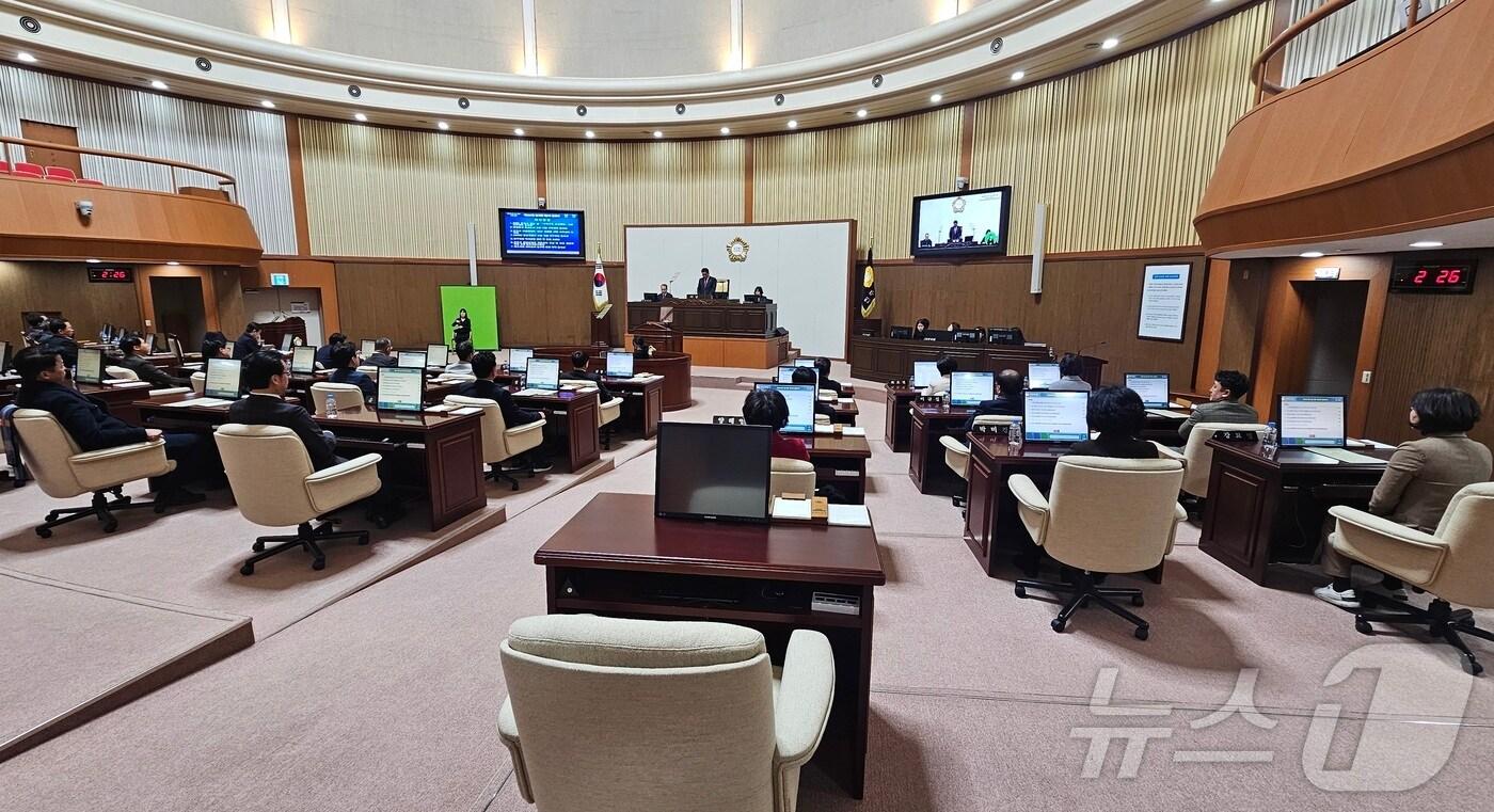 진주시의회가 24일 본회의장에서 '진주대첩 역사공원의 관리 및 운영에 관한 조례안'에 대해 심의하고 있다. 2025.2.24/뉴스1 한송학기자