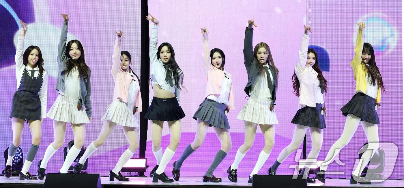 그룹 하츠투하츠(Hearts2Hearts)가 24일 서울 광진구 예스24 라이브홀에서 가진 첫 싱글 '더 체이스(The Chase)' 발매 쇼케이스에서 신곡을 선보이고 있다. 2025.2.24/뉴스1 ⓒ News1 권현진 기자