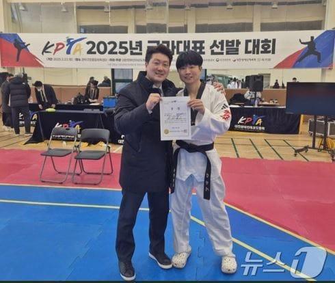 본문 이미지 - 도원이엔씨 김민기 선수가 –68kg급 태권도 국가대표로 선발돼 기념촬영을 하고 있다. /뉴스1