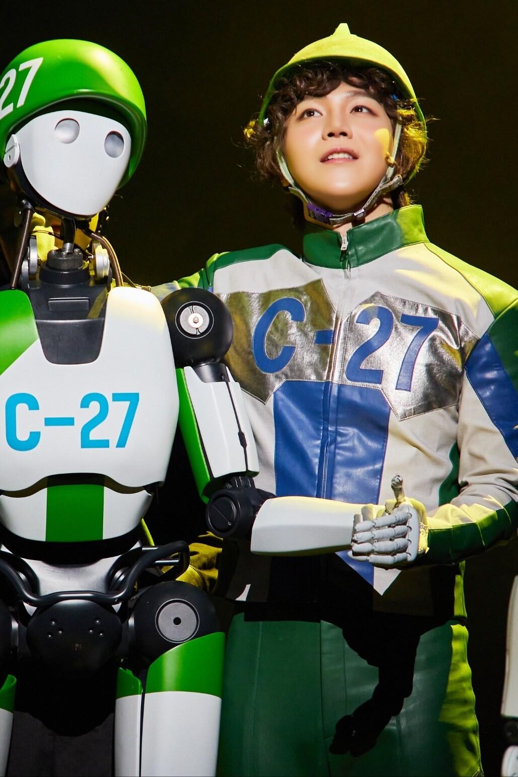 본문 이미지 - 창작가무극 '천 개의 파랑'에서 휴머노이드 기수 '콜리' 역을 맡은 펜타곤의 '진호.' 초연에 이은 두 번째 출연이다.(서울예술단 제공)