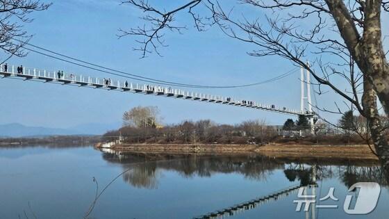 본문 이미지 - 강원 춘천 의암호 출렁다리 모습./뉴스1 DB