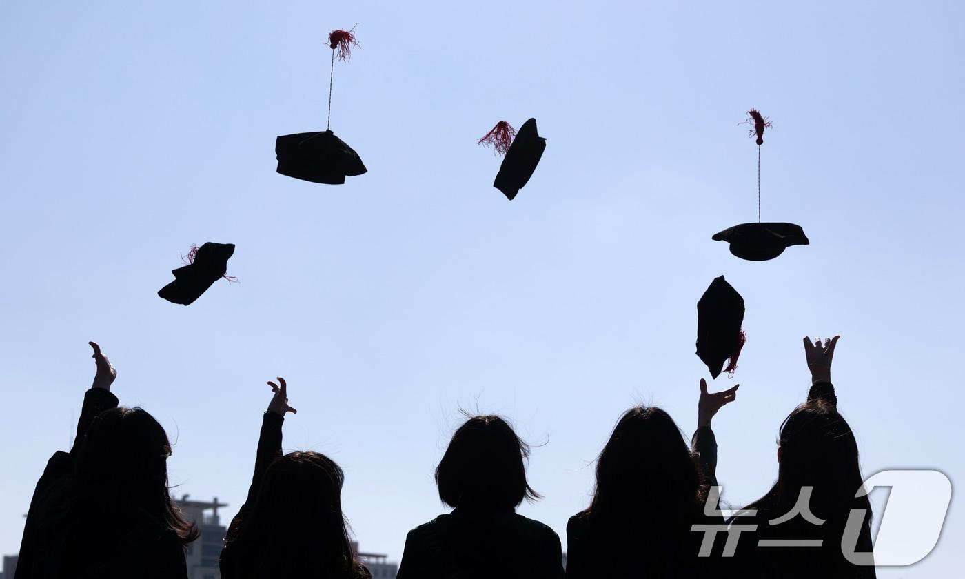 본문 이미지 - 24일 오후 2024학년도 전기 학위수여식이 열린 서울 서대문구 이화여자대학교에서 졸업생들이 학사모를 던지며 기념촬영하고 있다.(사진은 기사 내용과 무관함) /  2025.2.24 ⓒ 뉴스1 이승배 기자