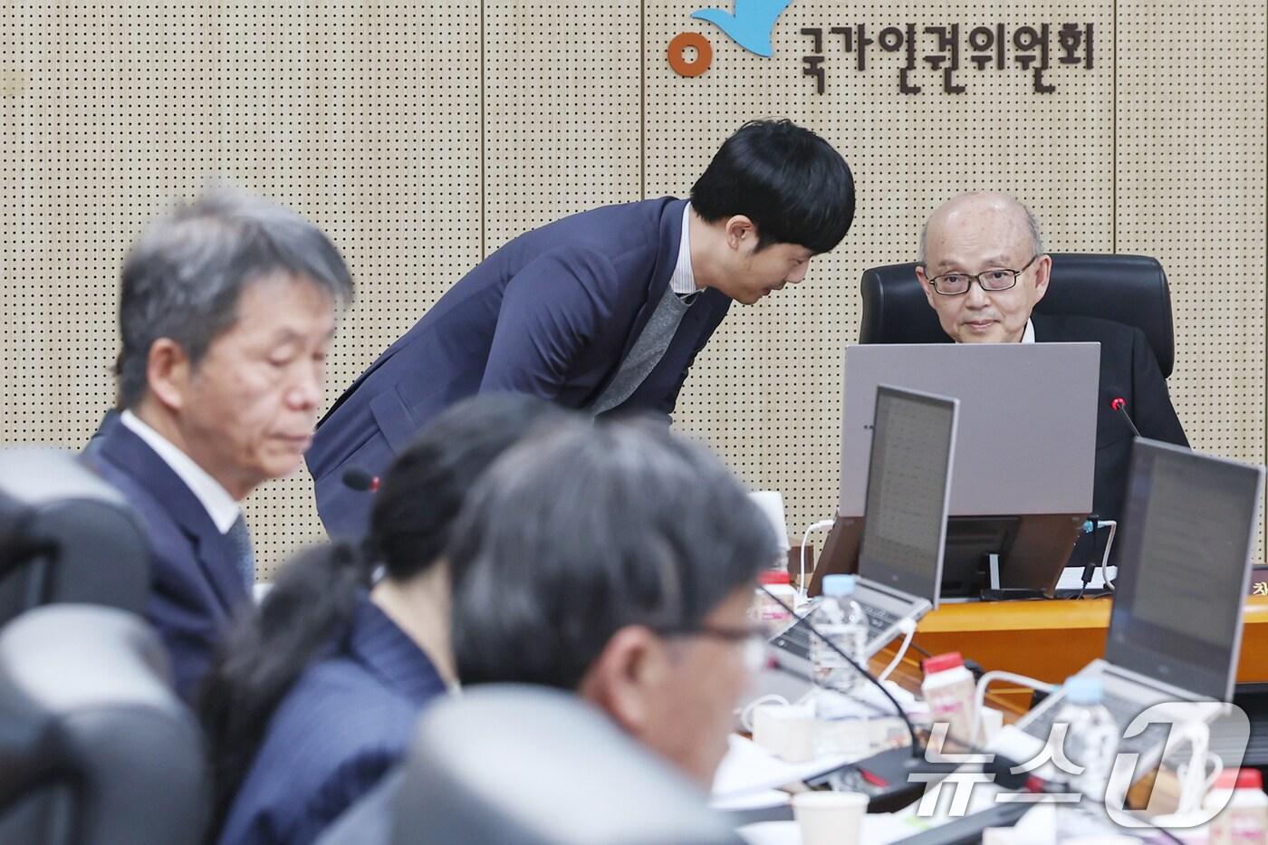 안창호 국가인권위원회 위원장이 지난 2월 24일 오후 서울 중구 국가인권위에서 열린 &#39;제3차 전원위원회&#39;에 참석해 직원과 대화를 나누고 있다. 왼쪽은 김용원 상임위원. &#40;사진은 기사 내용과 무관함&#41; 2025.2.24/뉴스1 ⓒ News1 민경석 기자