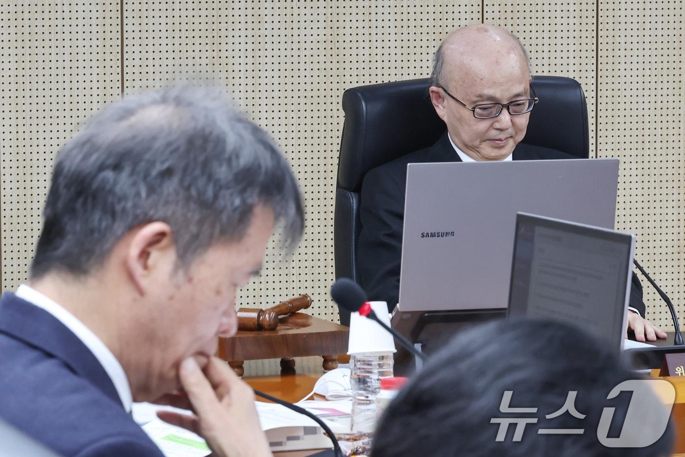 안창호 국가인권위원회 위원장이 24일 오후 서울 중구 국가인권위에서 열린 &#39;제3차 전원위원회&#39;에 참석해 생각에 잠겨 있다. 왼쪽은 김용원 상임위원. 2025.2.24/뉴스1 ⓒ News1 민경석 기자