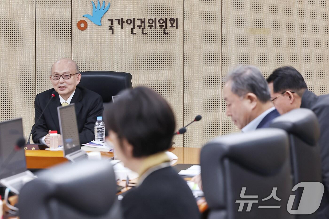 안창호 국가인권위원회 위원장이 24일 오후 서울 중구 국가인권위에서 열린 &#39;제3차 전원위원회&#39;에 참석해 회의를 주재하고 있다. 2025.2.24/뉴스1 ⓒ News1 민경석 기자