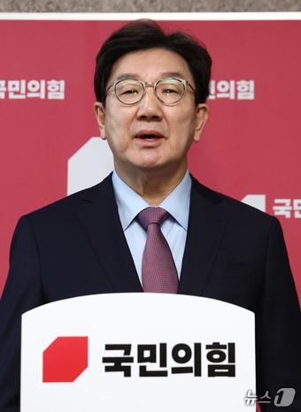 본문 이미지 - 권성동 국민의힘 원내대표가 24일 오후 서울 여의도 국회에서 브리핑을 하고 있다. 2025.2.24/뉴스1 ⓒ News1 김민지 기자