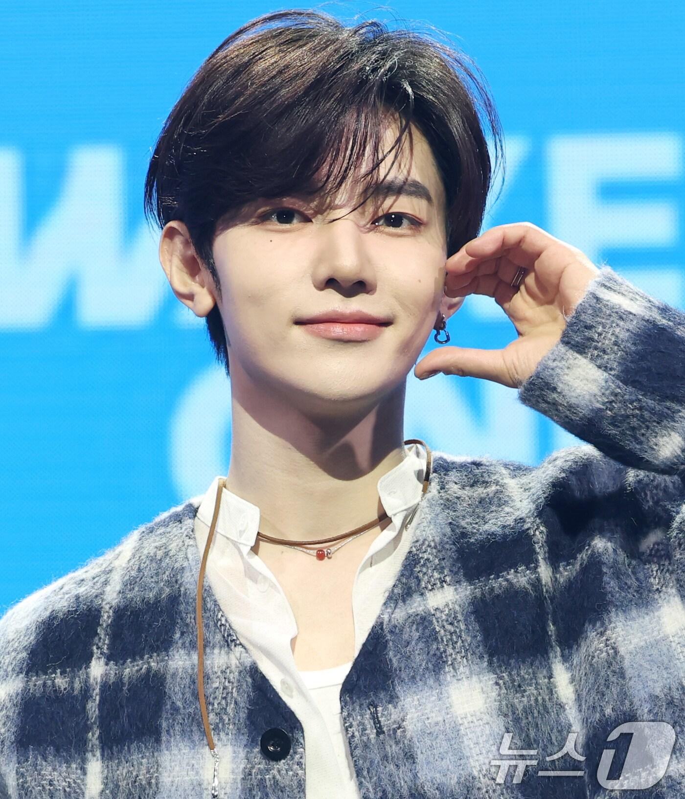 본문 이미지 - 제로베이스원(ZEROBASEONE) 장하오가 24일 서울 한남동 블루스퀘어에서 가진 미니 5집 '블루 파라다이스(BLUE PARADISE)' 발매 기념 미디어 쇼케이스에서 포즈를 취하고 있다. 2025.2.24/뉴스1 ⓒ News1 권현진 기자