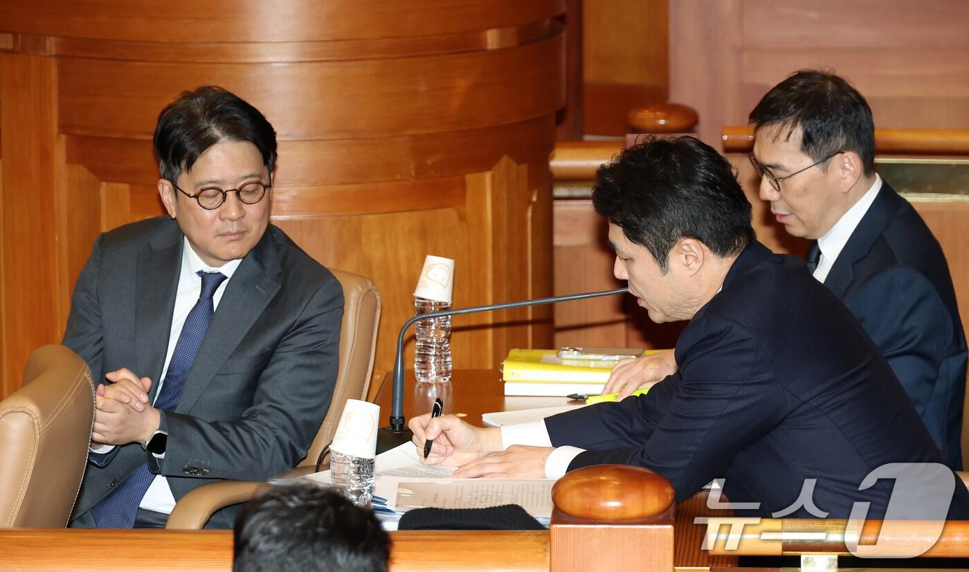 이창수 서울중앙지검장(왼쪽부터), 조상원 4차장검사, 최재훈 반부패수사2부장검사가 24일 오후 서울 종로구 헌법재판소 대심판정에서 열린 탄핵심판 2차 변론기일에서 대화를 나누고 있다. (공동취재) 2025.2.24/뉴스1 ⓒ News1 김명섭 기자