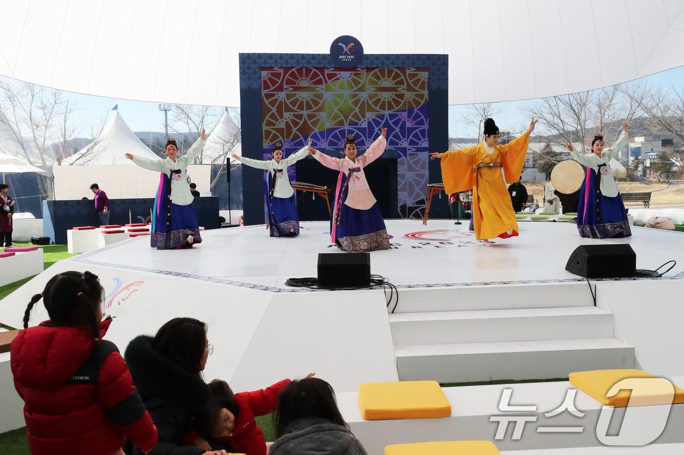 경북도는 17일 ‘2025 아시아태평양경제협력체(APEC) 정상회의’ 개막을 앞두고 경주 전역이 문화와 외교가 결합된 국제행사의 무대로 변신하고 한다. 2 2025.2.24/뉴스1 ⓒ News1 최창호 기자