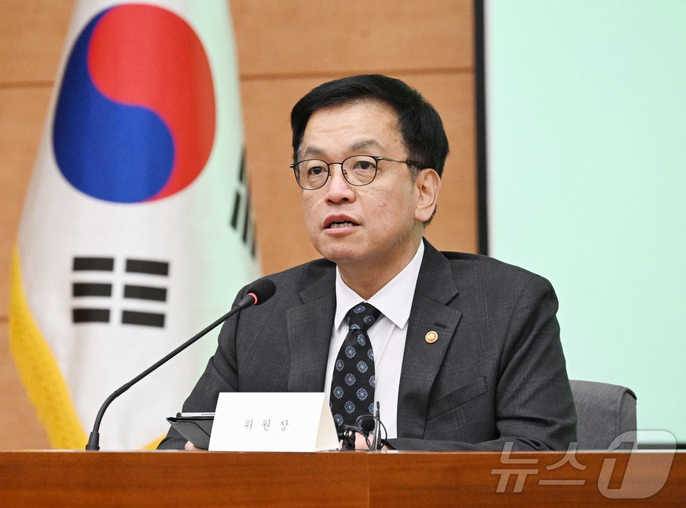 본문 이미지 - 최상목 대통령 권한대행 부총리 겸 기획재정부 장관이 24일 오후 서울 종로구 정부서울청사에서 열린 2050 탄소중립녹색성장위원회 전체회의에서 모두발언을 하고 있다. (기획재정부 제공, 재판매 및 DB금지) 2025.2.24/뉴스1