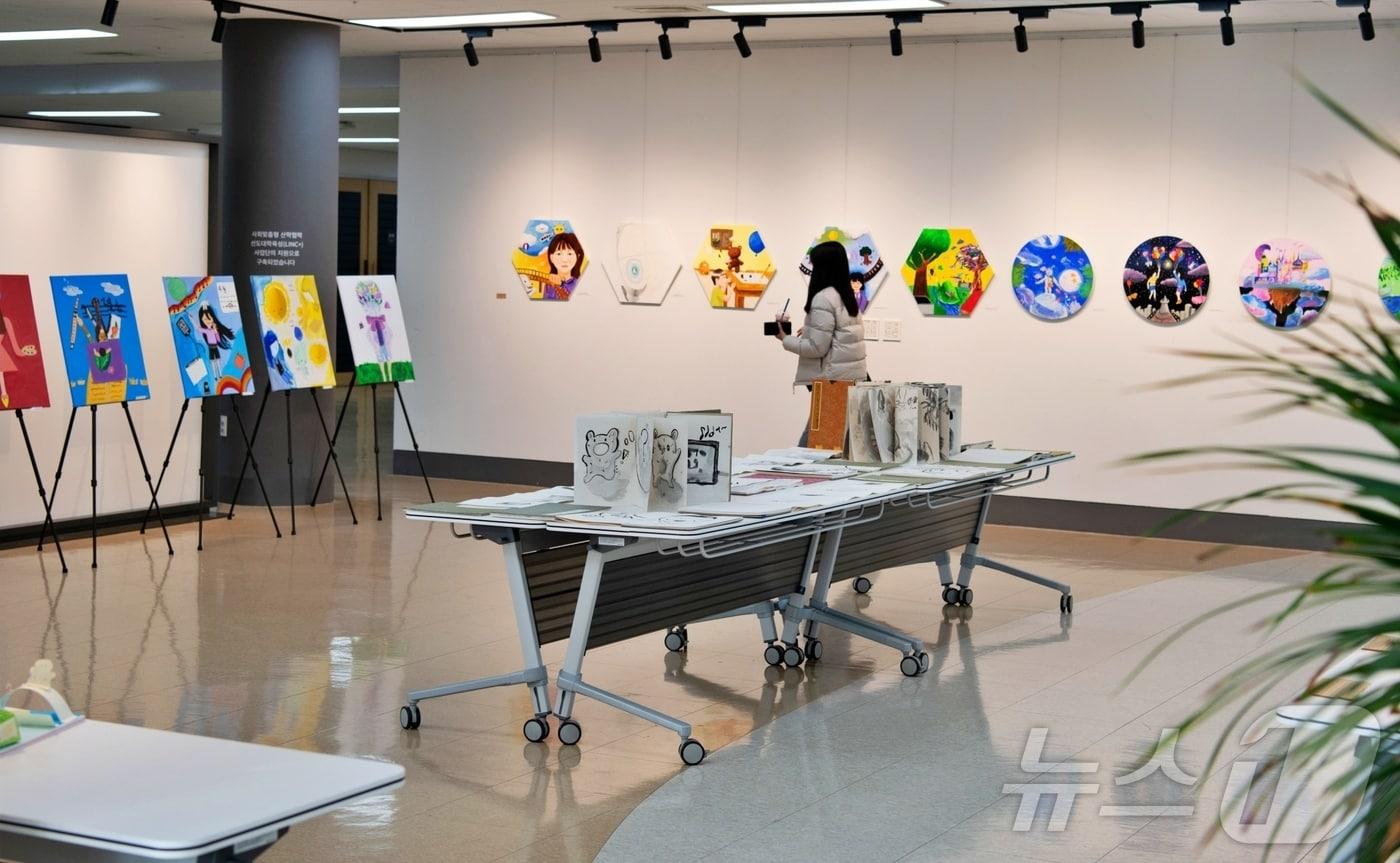 제10회 플라이업 전시 사진. (충남대 제공.재판매 및 DB금지)/뉴스1