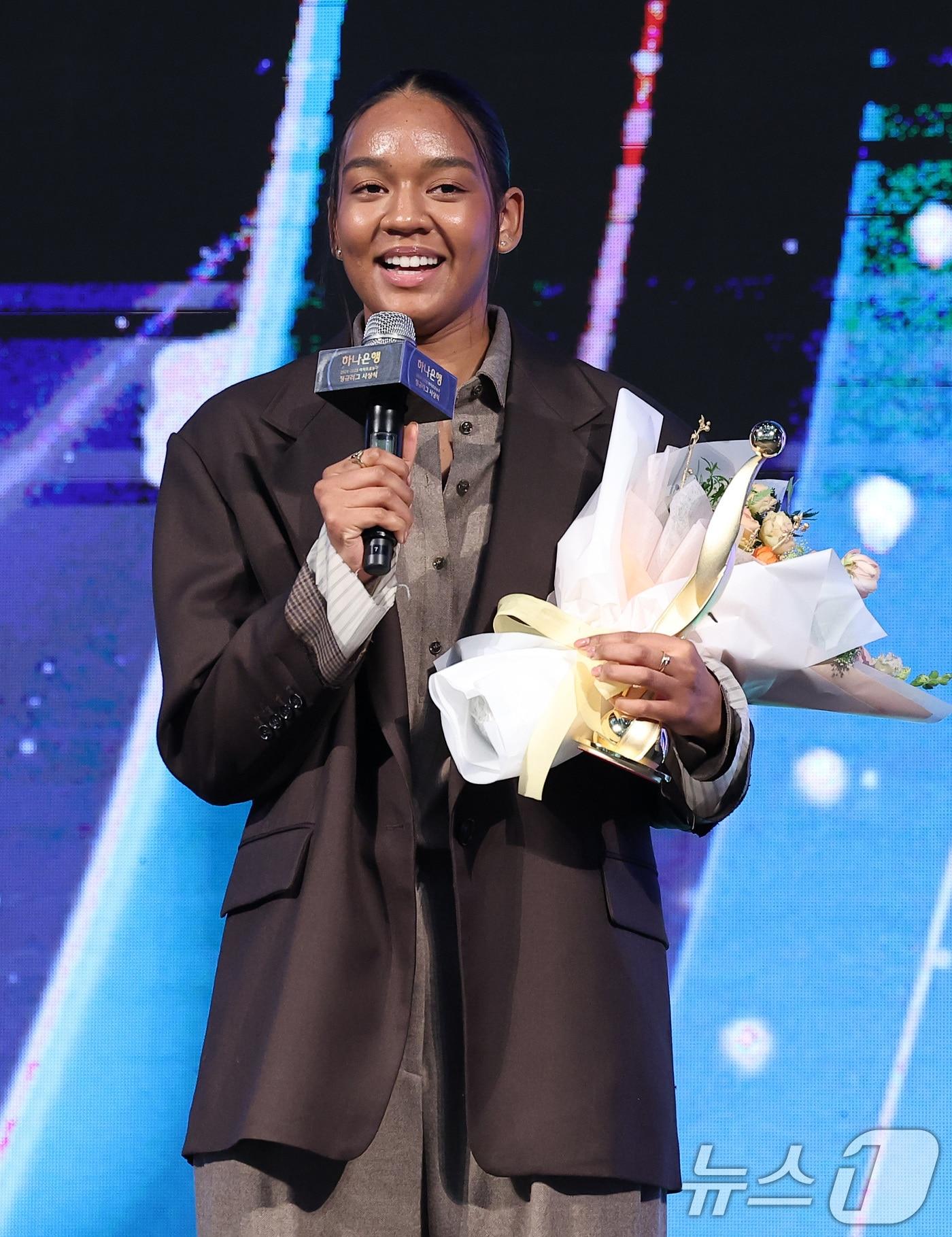 본문 이미지 - 삼성생명 키아나 스미스가 24일 서울 용산구 드래곤 시티 호텔에서 열린 '하나은행 2024~2025 여자프로농구' 정규리그 시상식에서 포카리 스웨트 MIP를 수상한 후 소감을 전하고 있다. 2025.2.24/뉴스1 ⓒ News1 김성진 기자