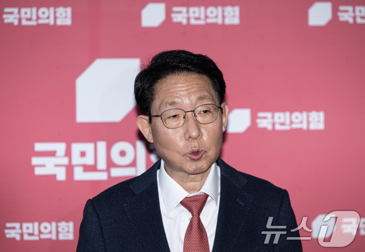 김상훈 국민의힘 정책위의장이 24일 오후 서울 여의도 국회에서 현안 관련 백브리핑을 하고 있다. 2025.2.24/뉴스1 ⓒ News1 이재명 기자