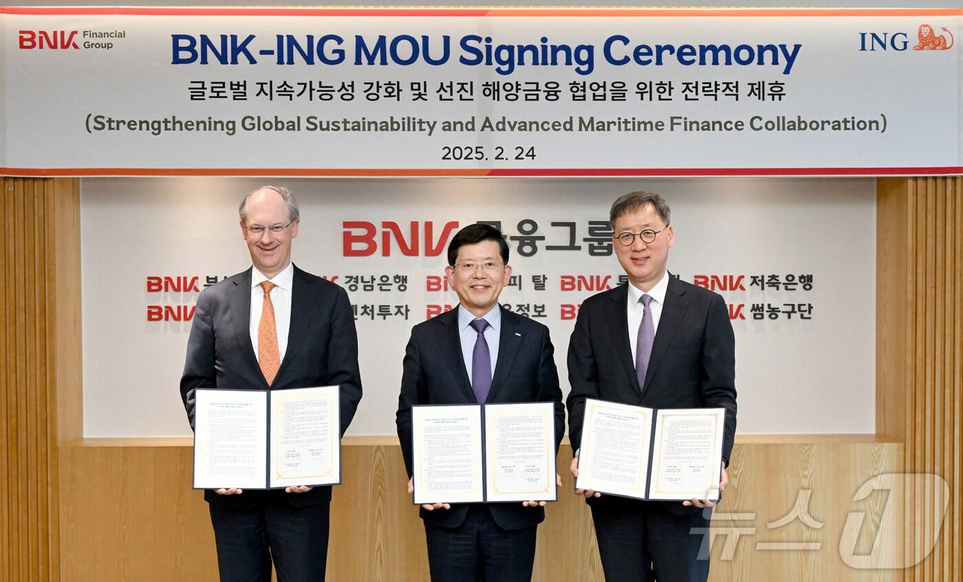 본문 이미지 -  필립 반 후프 ING은행 한국 대표(왼쪽부터), 빈대인 BNK금융그룹 회장, 손영창 ING증권 서울 지점장이 24일 부산은행 본점에서 '글로벌 지속가능성 강화 및 ESG 금융 확대를 위한 전략적 제휴 양해각서(MOU)'를 체결한 뒤 기념사진을 촬영하고 있다.(BNK금융그룹 제공. 재판매 및 DB 금지)