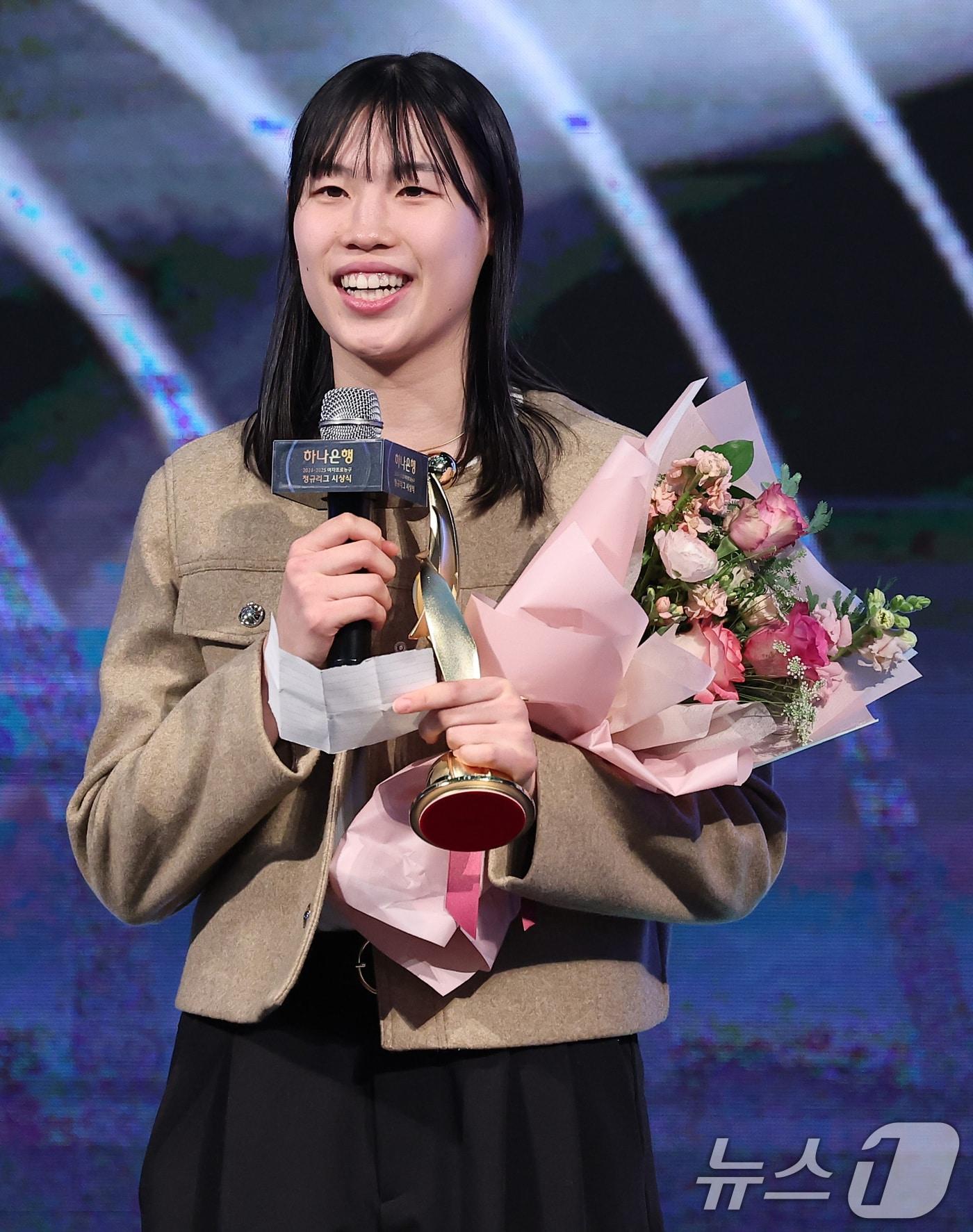 본문 이미지 - 신한은행 홍유순이 24일 서울 용산구 드래곤 시티 호텔에서 열린 '하나은행 2024~2025 여자프로농구' 정규리그 시상식에서 몰텐 신인선수상을 수상한 후 소감을 전하고 있다. 2025.2.24/뉴스1 ⓒ News1 김성진 기자