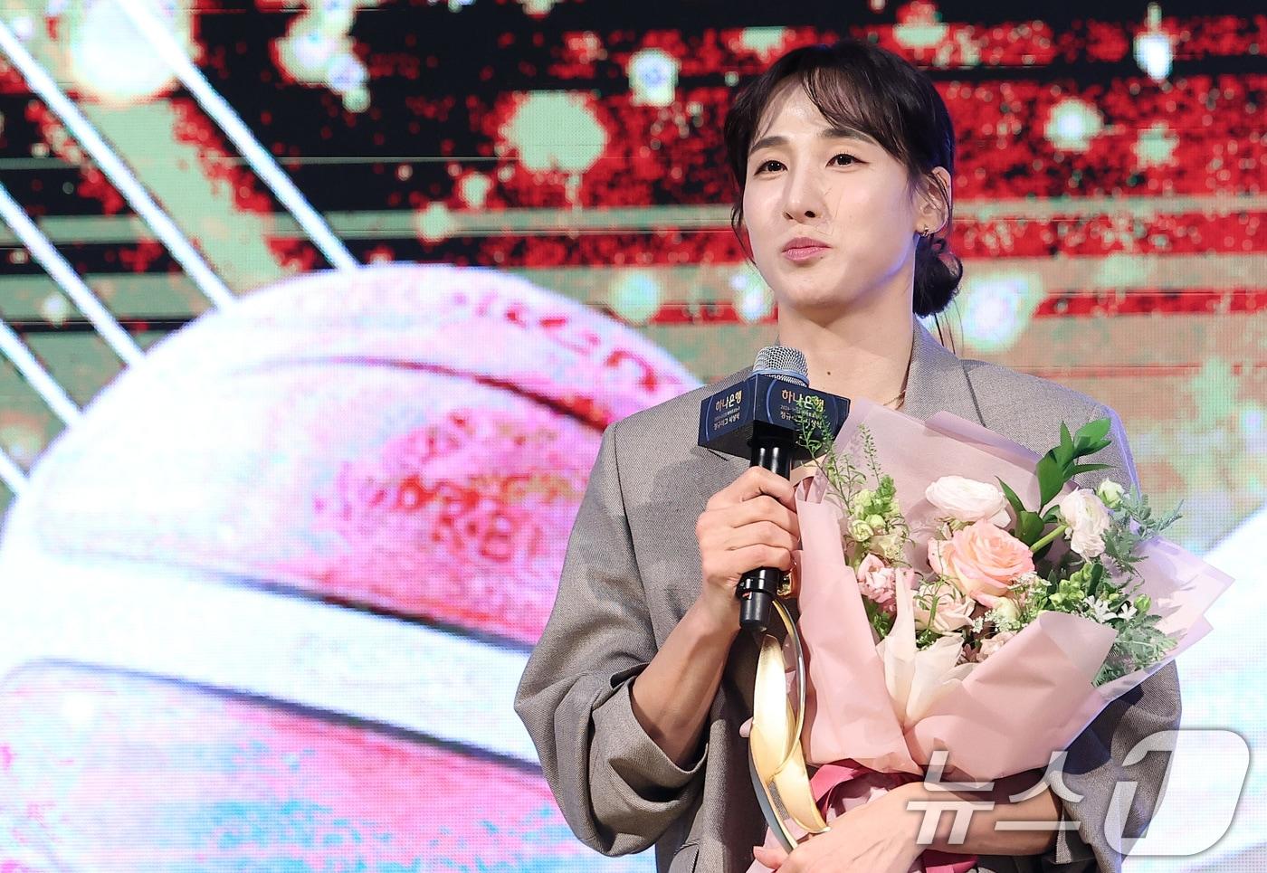 우리은행 김단비가 24일 서울 용산구 드래곤 시티 호텔에서 열린 '하나은행 2024~2025 여자프로농구' 정규리그 시상식에서 정규리그 MVP를 수상한 후 소감을 전하고 있다. 2025.2.24/뉴스1 ⓒ News1 김성진 기자