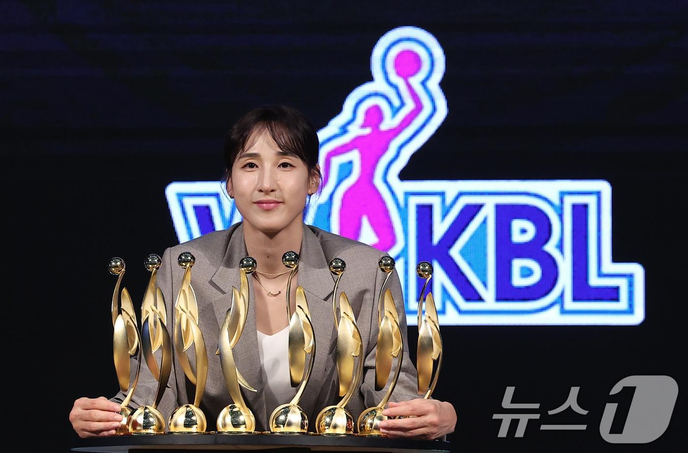 24일 서울 용산구 드래곤 시티 호텔에서 열린 '하나은행 2024~2025 여자프로농구' 정규리그 시상식에서 정규리그 MVP를 수상한 우리은행 김단비가 기념촬영을 하고 있다. 2025.2.24/뉴스1 ⓒ News1 김성진 기자