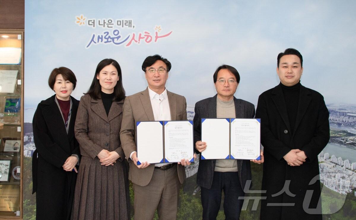 본문 이미지 - 부산 사하구와 드라마 제작사 디에디트의 관계자가 작품 '직장 내 불순 교제' 제작 지원 업무협약을 마친 뒤 기념사진을 찍고 있다.(사하구 제공. 재판매 및 DB 금지)