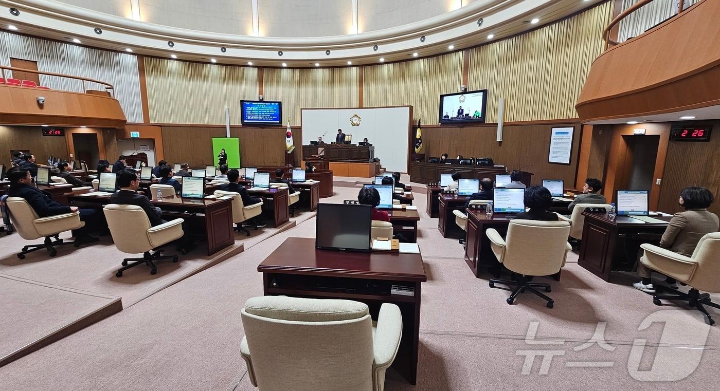 진주시의회가 24일 본회의장에서 '진주대첩 역사공원의 관리 및 운영에 관한 조례안'에 대해 심의하고 있다. 2025.2.24/뉴스1 한송학기자