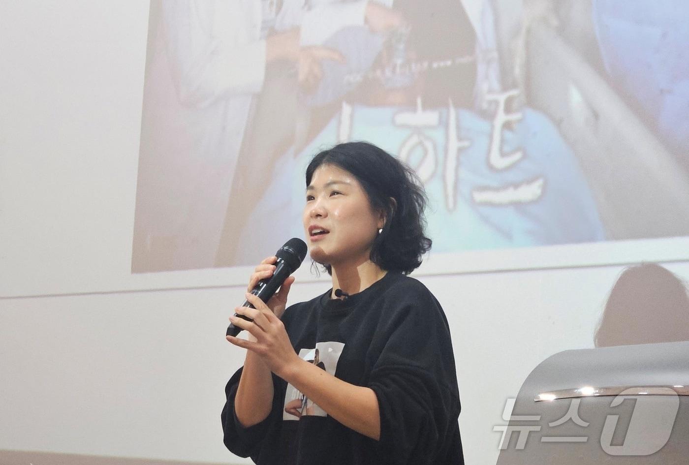 엽경아 청주고려동물메디컬센터 MIS&인터벤션센터 센터장이 20일 열린 한국동물원·수족관수의사회 세미나에서 호랑이 이첨판 인터벤션을 주제로 특강을 하고 있다(수의사회 제공). ⓒ 뉴스1